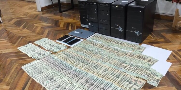 Fotografía de parte de lo incautado en los allanamientos en Argentina.