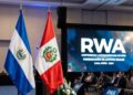 Banderas de El Salvador y Perú y en el fondo una pantalla que refleja la palabra RWA