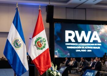 Banderas de El Salvador y Perú y en el fondo una pantalla que refleja la palabra RWA