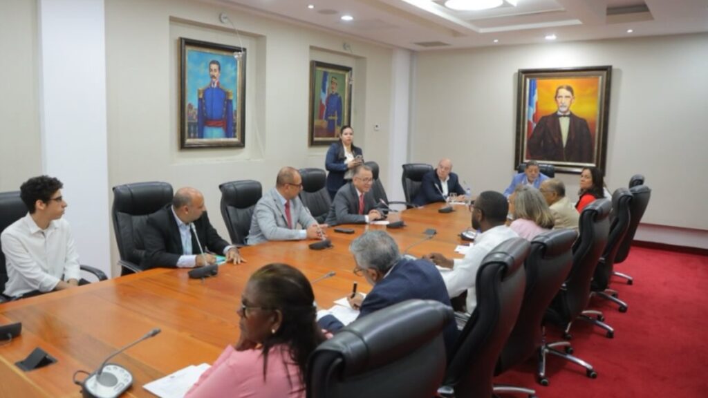 Fotografía de la reunión entre diputados y empresarios dominicanos.