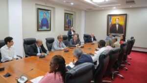 Fotografía de la reunión entre diputados y empresarios dominicanos.