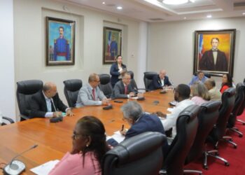 Fotografía de la reunión entre diputados y empresarios dominicanos.