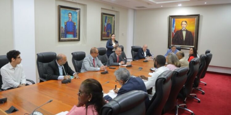 Fotografía de la reunión entre diputados y empresarios dominicanos.