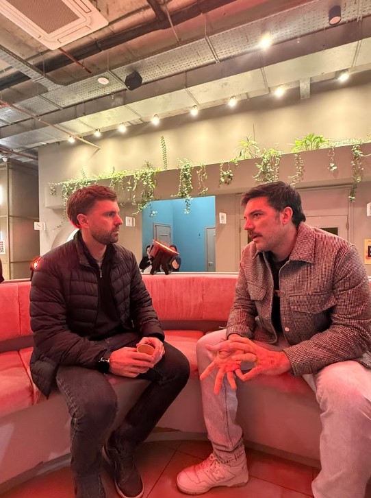 Fotografía de Bruno Vaccotti siendo entrevistado por Franco Scandizzo.