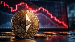 Moneda física de Ethereum frente a gráficos bursátiles en caída, simbolizando la crisis y baja del precio de ETH.
