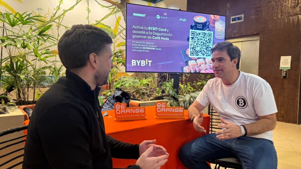 Fotografía de Martín Benítez siendo entrevistado por Franco Scandizzo,