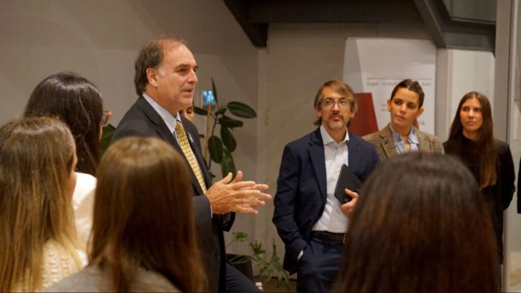 Fotografía de grupo de especialistas en criptomonedas reunidos con el presidente de la CNV Argentina.