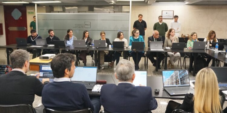 Fotografía de los participantes del taller de tokenización en la CNV Argentina.