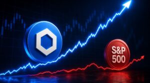 Una moneda de Chainlink y una del S&P 500 sobre gráficos de precios.