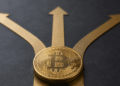 Una moneda de bitcoin y 3 flechas representando 3 caminos.