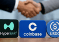En primer plano: logos de hyperliquid, Coinbase y USDC. En el fondo, un apretón de manos.