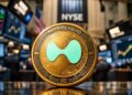 Moneda de hyperliquid frente al NYSE y pantallas bursátiles en Nueva York.