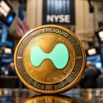 Moneda de hyperliquid frente al NYSE y pantallas bursátiles en Nueva York.