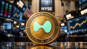 Moneda de hyperliquid frente al NYSE y pantallas bursátiles en Nueva York.