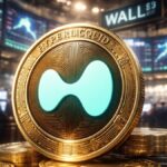 Moneda de hyperliquid dorada con logo oficial en Wall Street y pantallas con gráficos.
