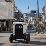 Un robot navegando de manera autónoma por la ciudad de Seúl.