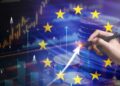 Bandera de Europa e inversiones en criptomonedas.