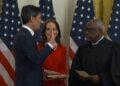 Kevin Warsh jura ante el juez de la Corte Suprema Clarence Thomas.
