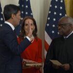 Kevin Warsh jura ante el juez de la Corte Suprema Clarence Thomas.