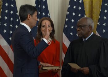 Kevin Warsh jura ante el juez de la Corte Suprema Clarence Thomas.