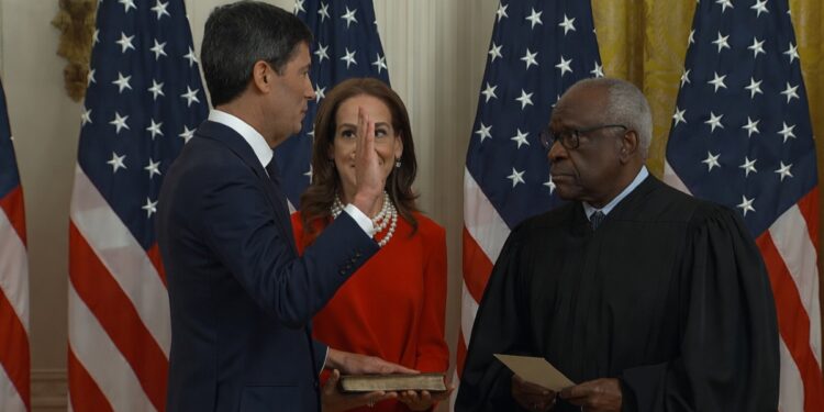 Kevin Warsh jura ante el juez de la Corte Suprema Clarence Thomas.