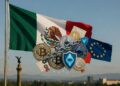 Una bandera de México domina la escena y ondea junto con una de la Unión Europea más pequeña y logos de monedas digitales.