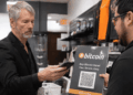 Michael Saylor comprando bitcoin en una tienda.