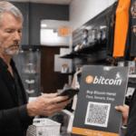 Michael Saylor comprando bitcoin en una tienda.