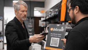 Michael Saylor comprando bitcoin en una tienda.