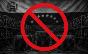 Ilustraciรณn en blanco y negro de una granja de minerรญa de criptomonedas con mรบltiples mรกquinas de bitcoin y cables industriales, frente a una bandera de Venezuela