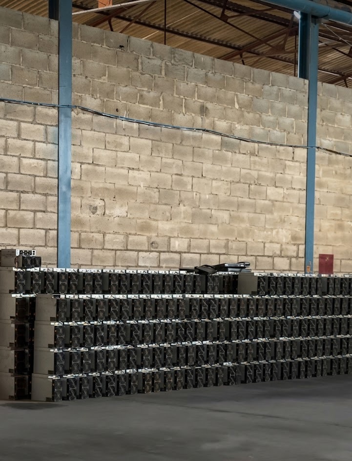 Fotografía de los mineros de Bitcoin decomisados en Aragua.