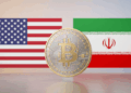 Banderas de Estados Unidos, Irán y moneda de bitcoin.