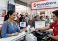 Una persona intercambiando criptomonedas por dinero fรญsico en una agencia de MoneyGram, con el logo de esa empresa y del exchange Kraken.