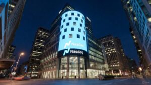 Vista nocturna del edificio de Nasdaq en Times Square, Nueva York.