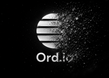 Logo de Ord.io en blanco y negro desintegrándose sobre un fondo oscuro,