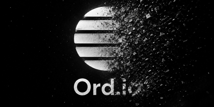 Logo de Ord.io en blanco y negro desintegrándose sobre un fondo oscuro,