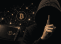 wallet de BTC y un hombre indicando "silencio".
