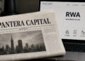 Un diario de Pantera Capital junto a un monitor que muestra RWA.