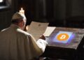 El Papa —figura pontificia de espaldas, con sotana blanca y solideo— está sentado ante un escritorio de madera antigua, leyendo un documento. El documento es claramente una encíclica, con sello y pergamino. Sobre la mesa, sin que él lo vea, hay otro papel más pequeño y moderno: nueve páginas sin firma. Una luz diferente —más fría, más técnica— ilumina ese segundo papel desde abajo. El Papa no lo ha visto todavía.