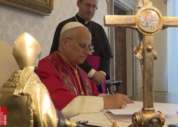 El Papa firma su primera Magnifica Humanitas.