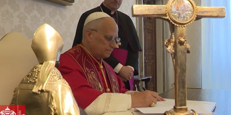 El Papa firma su primera Magnifica Humanitas.