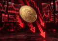 Moneda de bitcoin cayendo, con flechas rojas hacia abajo.