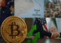 En primer plano: moneda de bitcoin. En el fondo: imágenes del presidente Trump, mapa del estrecho de Ormuz, paisaje de Irán y apretón de manos entre funcionarios.