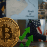 En primer plano: moneda de bitcoin. En el fondo: imágenes del presidente Trump, mapa del estrecho de Ormuz, paisaje de Irán y apretón de manos entre funcionarios.