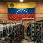 Mineros ASIC S9 de Bitcoin con la bandera de Venezuela en el fondo.