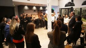 Fotografía de grupo de especialistas en criptomonedas reunidos con el presidente de la CNV Argentina.