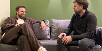 Fotografía del presidente de la Cámara de Blockchain de Uruguay, Juan Manuel Sobral, y el reportero Franco Scandizzo.