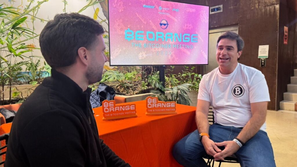 Fotografía de Martín Benítez siendo entrevistado por Franco Scandizzo,