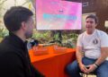Fotografía de Martín Benítez siendo entrevistado por Franco Scandizzo,