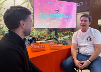 Fotografía de Martín Benítez siendo entrevistado por Franco Scandizzo,